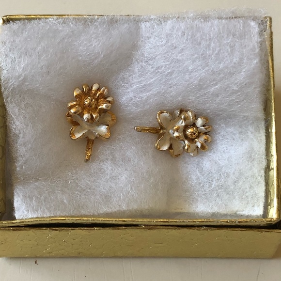 Jewelry - Pierced daisy post earrings